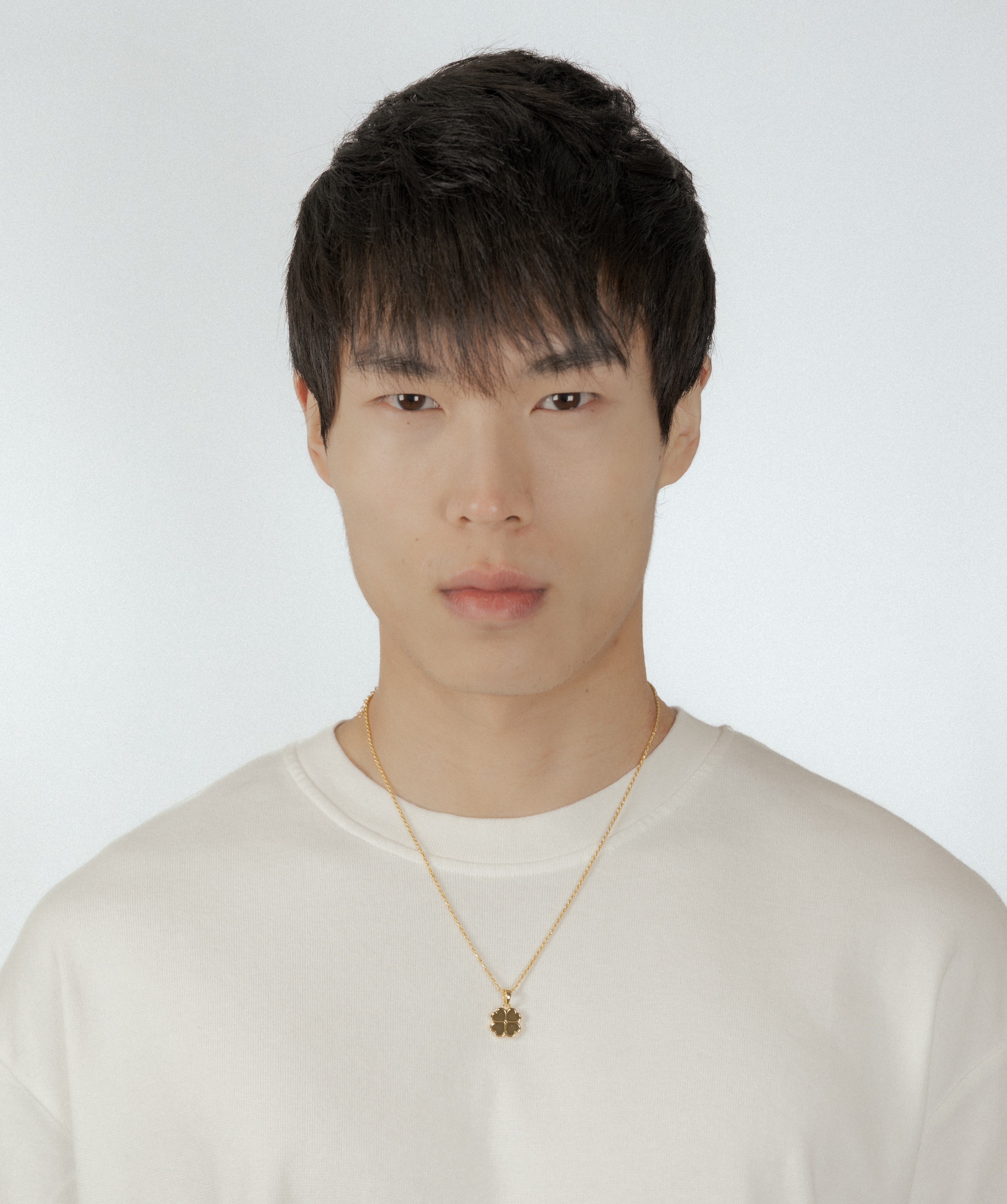 Clover Pendant — Yellow Gold view 2 | colour:yellow